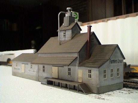 Walthers Cornerstone HO Scale Building/Structure Kit Sunrise Grain Feed Mill 